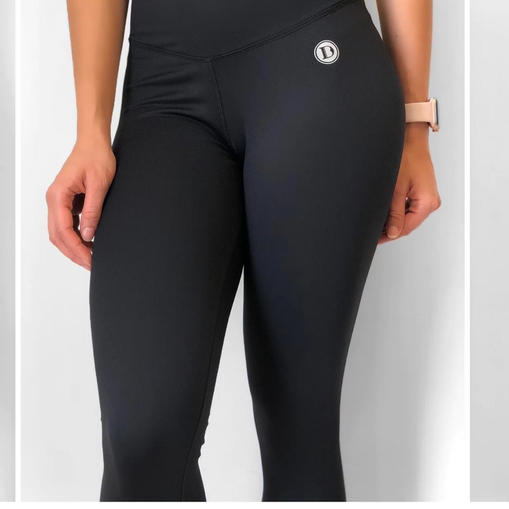 NWOT DTina’s Boutique Black leggings w/ V Shaped waistband-scrunched butt-Small